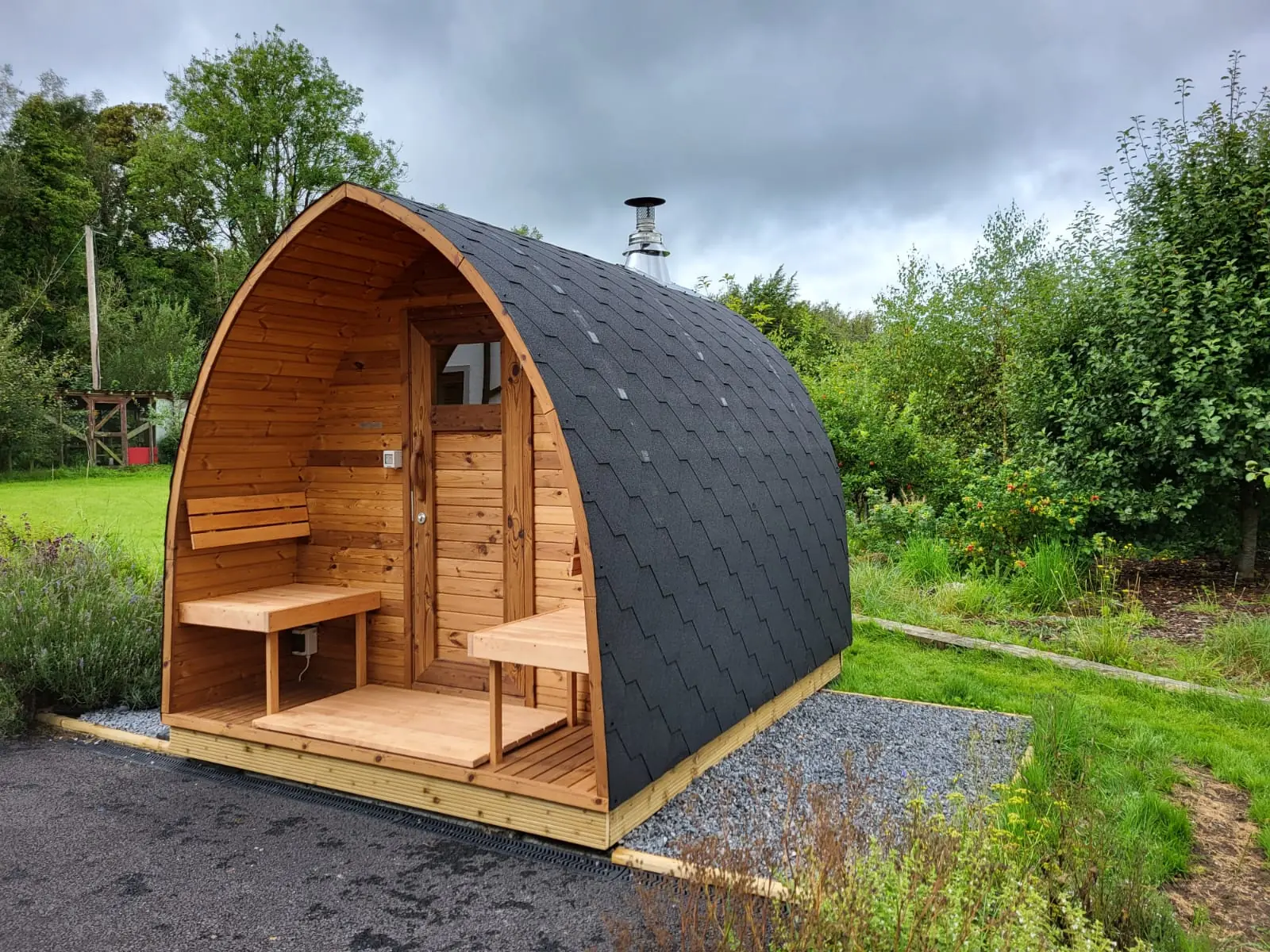 Sauna Iglú z ThermoWoodu s krytou terasou v záhrade