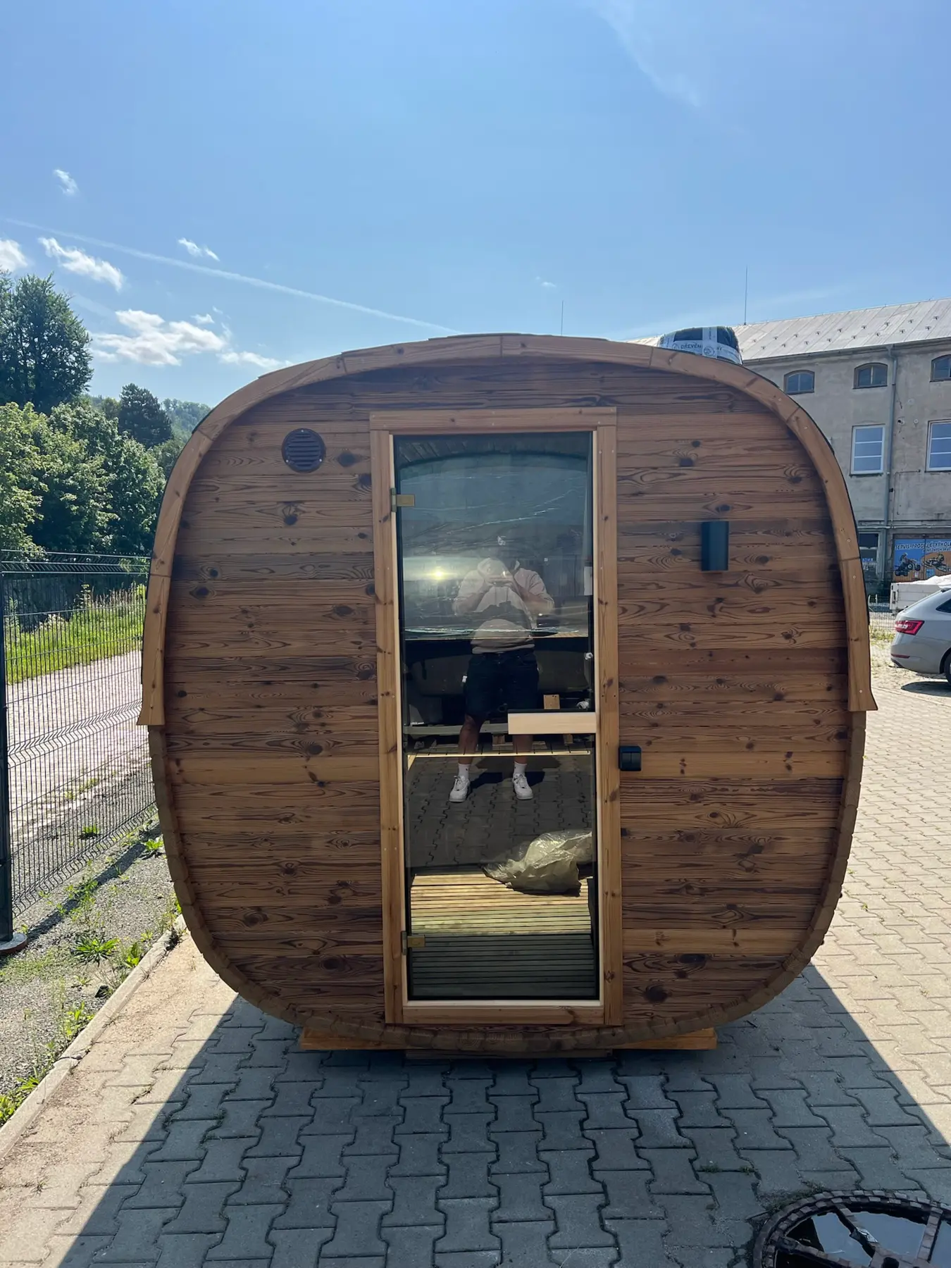 Čelná stena sauny Square s celosklenenými dverami