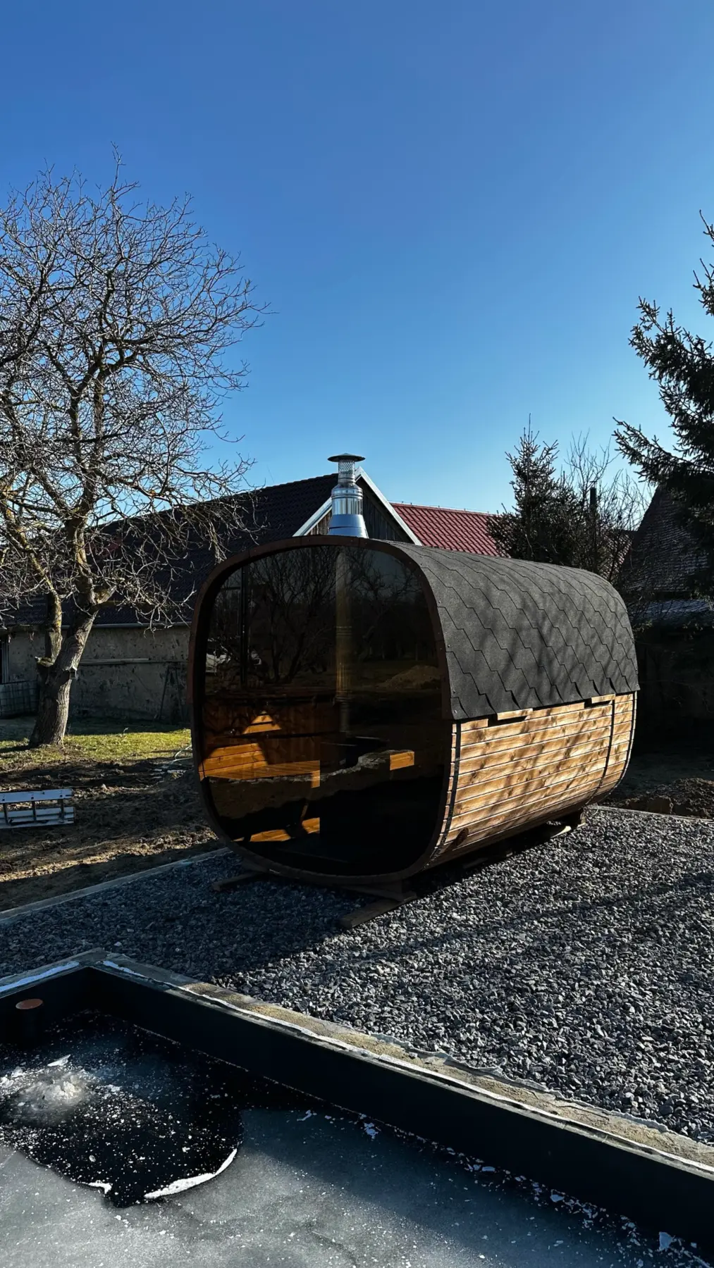 Sauna Square s panoramaticky presklenou stenou pri inštalácii