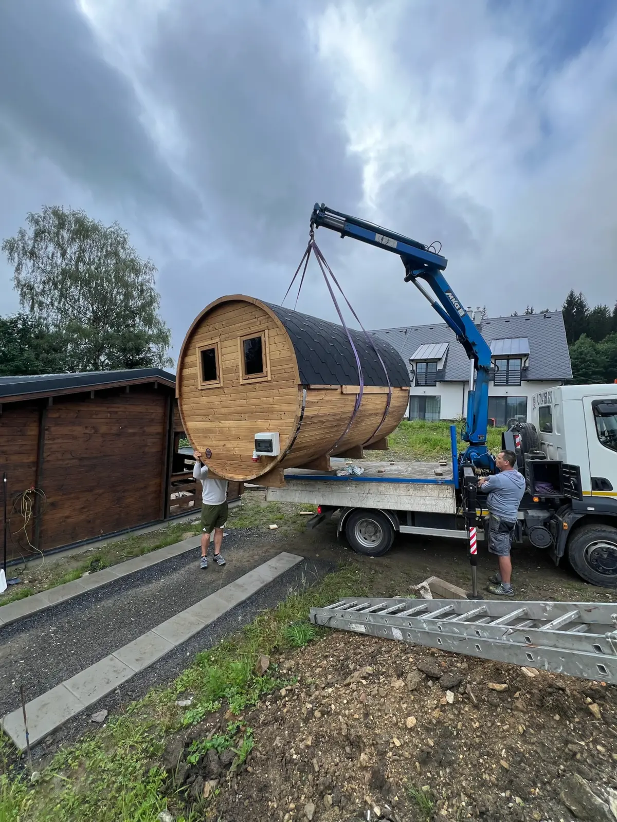 Vykládka hotovej Sudovej sauny hydraulickou rukou