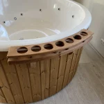 Držák nápojů ke koupacímu sudu