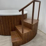 Boční točité schody v dekoru koupacího sudu