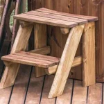 Základní dřevěné schůdky ke koupacímu sudu