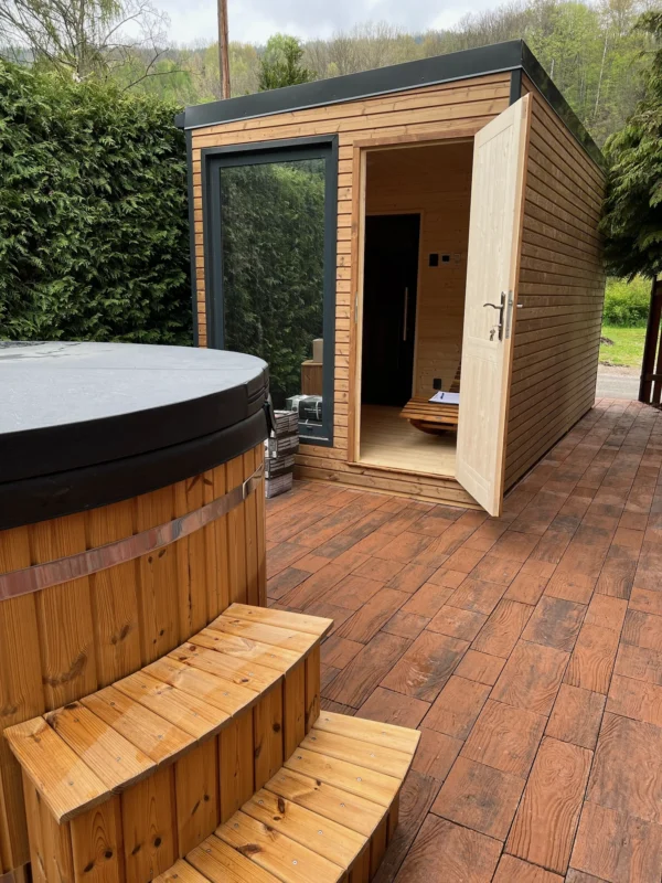 Sauna CUBE Premium s odpočívárnou a koupacím sudem Acryl Deluxe ve Vrchlabí