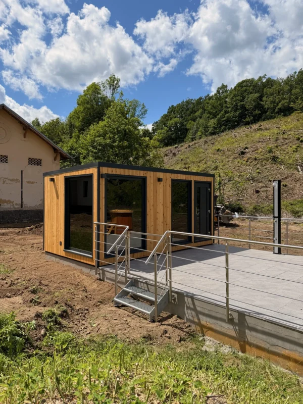 Sauna CUBE Premium s koupacím a ochlazovacím sudem ve Skorošicích