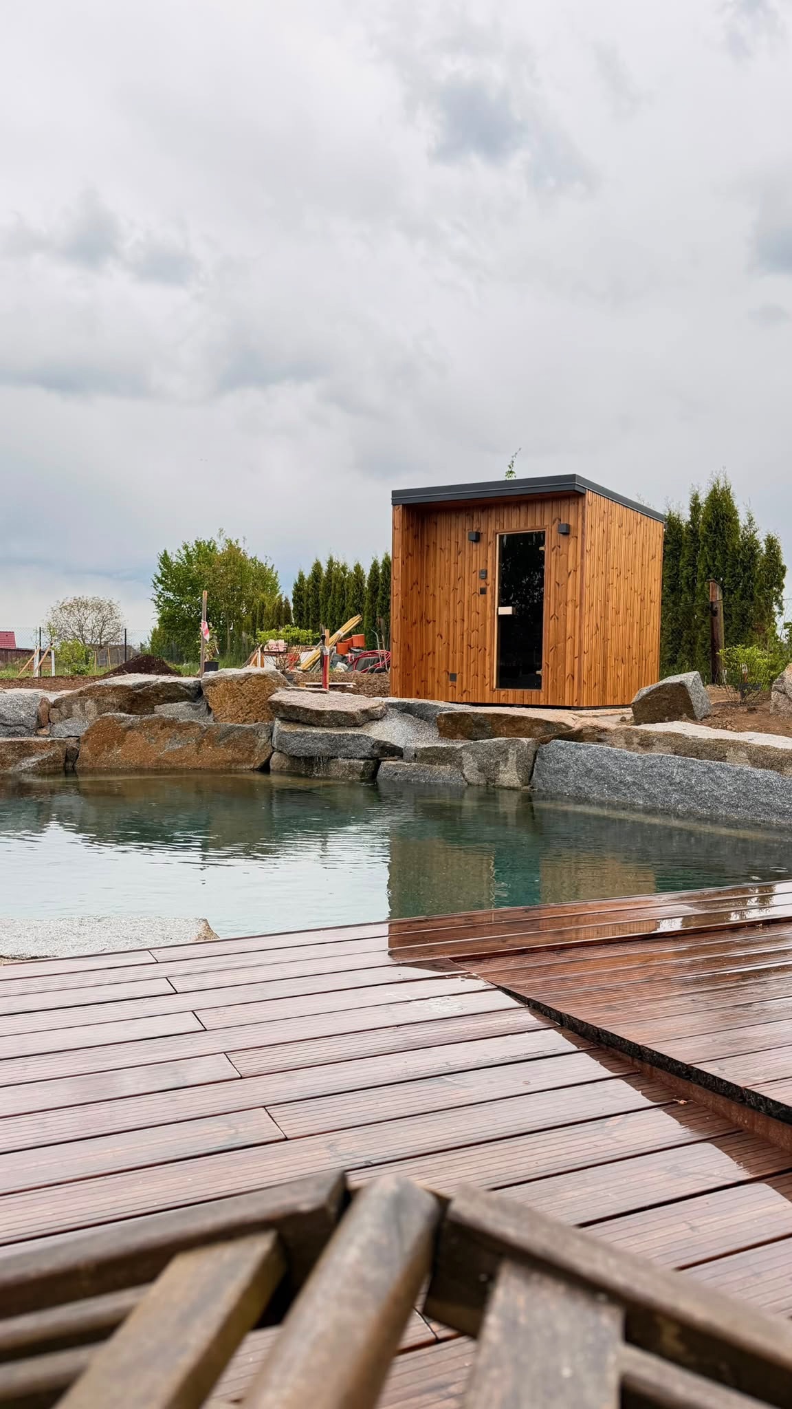 Sauna CUBE u přírodního jezírka