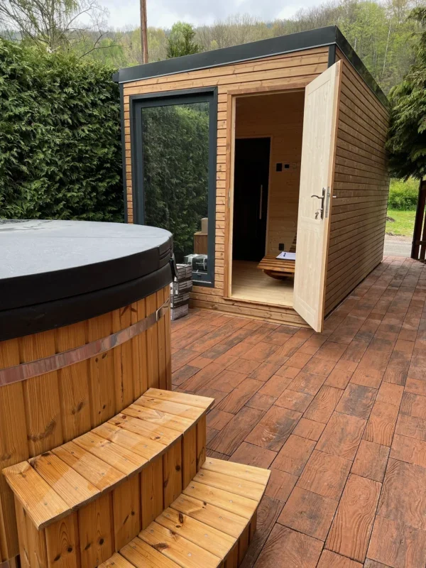 Sauna CUBE a kúpací sud v hotovom vonkajšom wellness